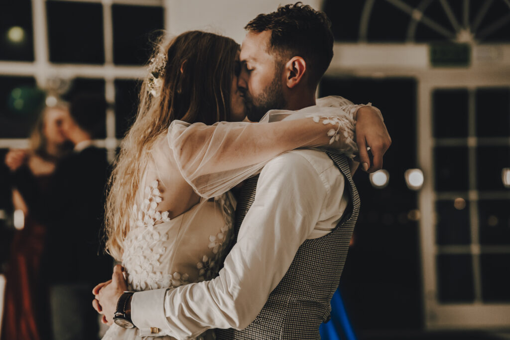 Ola i Maciek - Klimatyczny Ślub - Niećkowiak Weddings 30