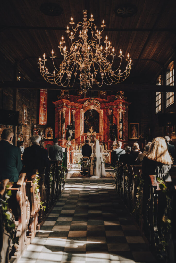 Ola i Maciek - Klimatyczny Ślub - Niećkowiak Weddings 13