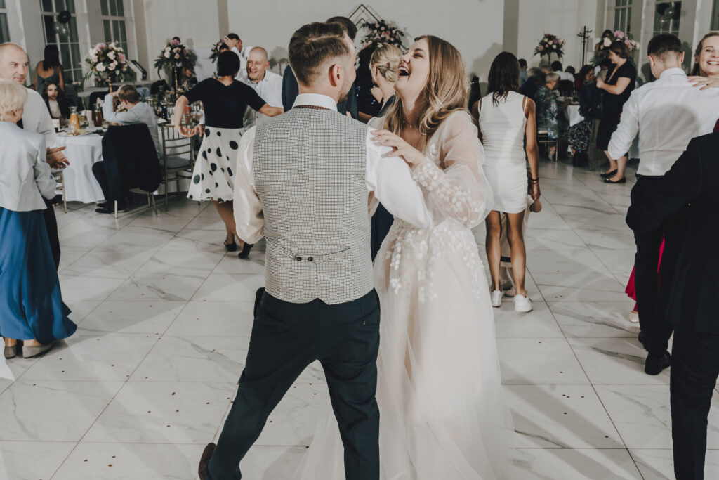 Ola i Maciek - Klimatyczny Ślub - Niećkowiak Weddings 19