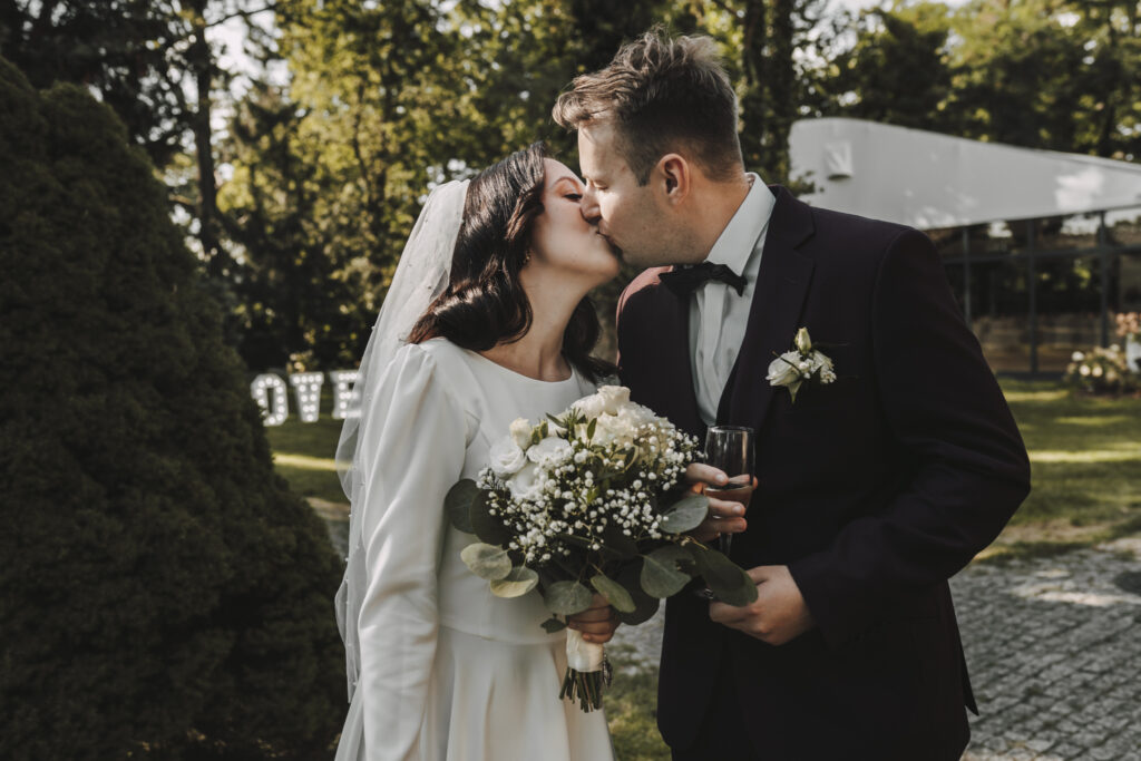 Karolina i Irwin - Klimatyczny ślub w Kożuchowie - Niećkowiak Foto&Video 15